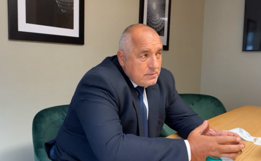 Вече повече от 3 часа българският президент, министърът на отбраната