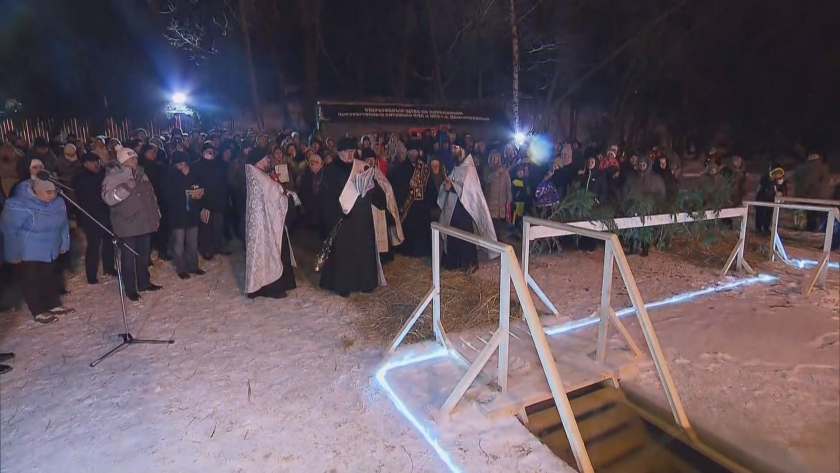Православните християни в Русия отбелязват Богоявление с потапяне в ледени