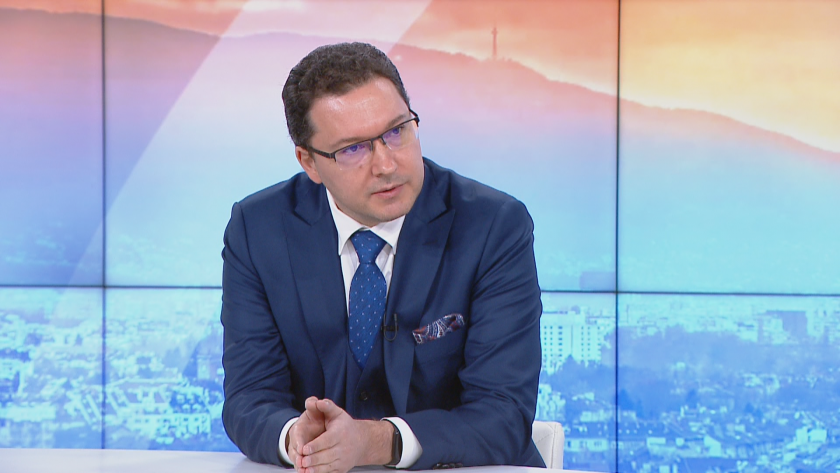 Ентусиазмът на премиера Петков контрастира с общественото мнение, а министър-председателят