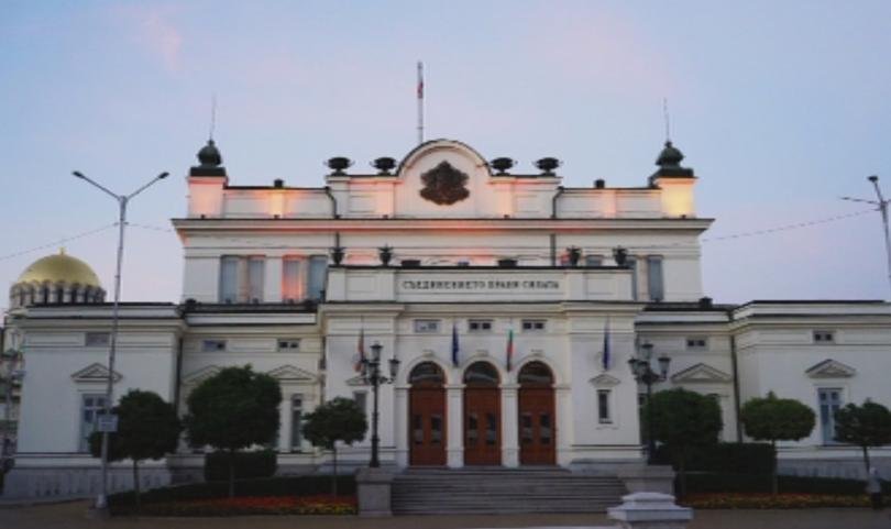 Три минути преди полунощ приключи заседанието на парламента
