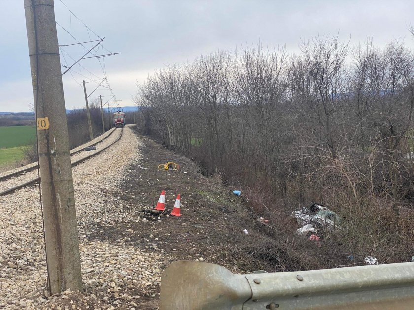 Мъж и жена загинаха при катастрофа между влак и автомобил край с. Янтра