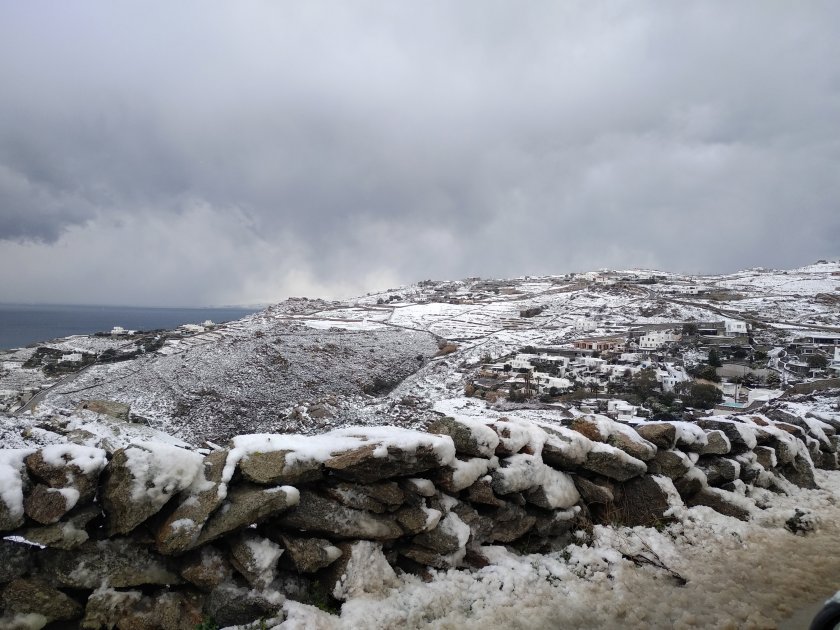 Ниски температури и силни снеговалежи заледиха пътищата в Гърция. На