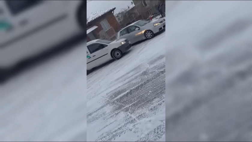 След снеговалежитетази сутрин улиците в Царево се превърнаха в ледена