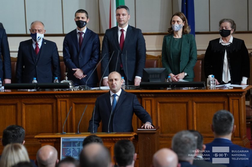 Президентът Румен Радев и вицепрезидентът Илияна Йотова влизат във втори