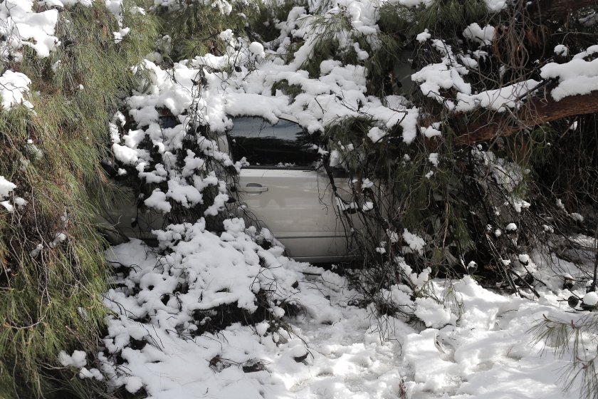 снежен блокада гърция десетки предградия атина без ток снимки