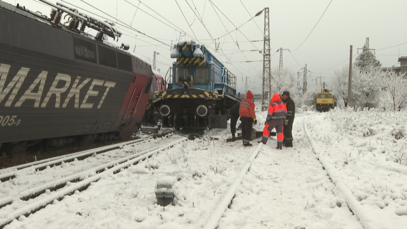 Две товарни композиции се сблъскаха на гара Илиянци в София.