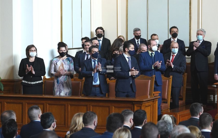 Президентът Румен Радев и вицепрезидентът Илияна Йотова влизат във втори