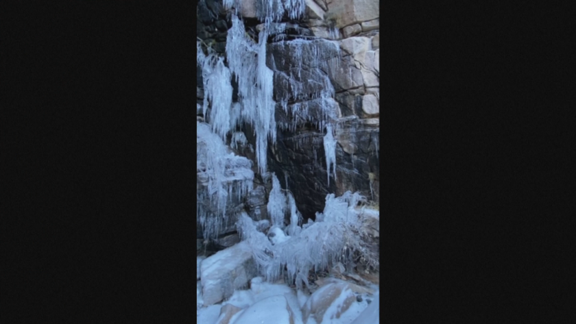 Водопад край саудитския град Табук се превърна в ледена скулптура.