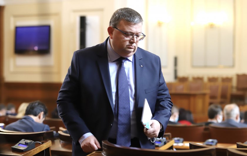 Парламентът прие оставката на председателя на КПКОНПИ Сотир Цацаров. От