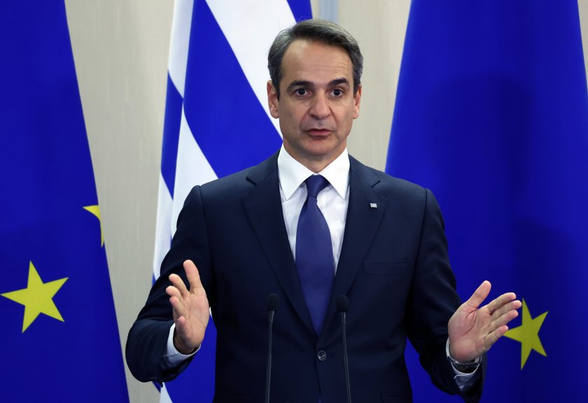 Гръцкият премиер Кириакос Мицотакис се извини на съгражданите си за