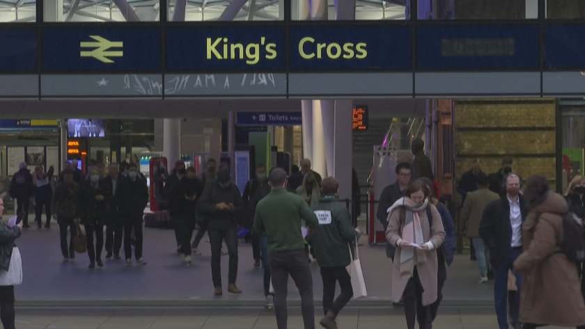 Край на ковид мерките във Великобритания. От днес отпада задължителното