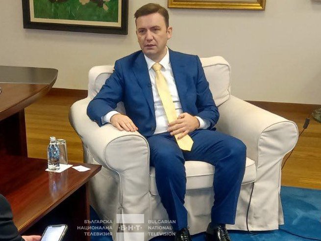 Има воля за вписването на българите в конституцията, но не