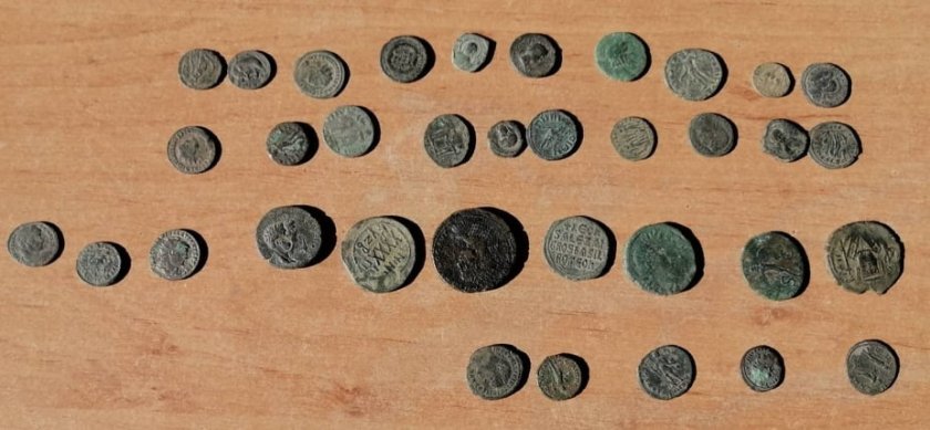 Откриха старинни монети, скрити в предпазна маска за лице