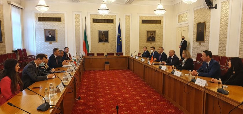 Премиерът на Северна Македония разговаря и с представители на ДПС.По