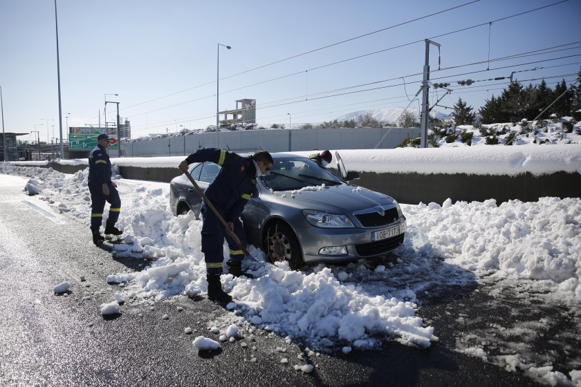 Много пътища в Гърция все още са заледени, а полицията