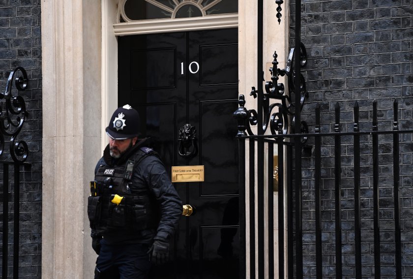 Оставането на поста на британския премиер Борис Джонсън става все