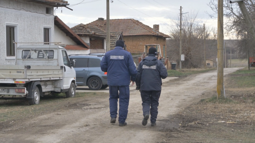 Повече от денонощие полицията в Стражица издирва 26-годишна от село