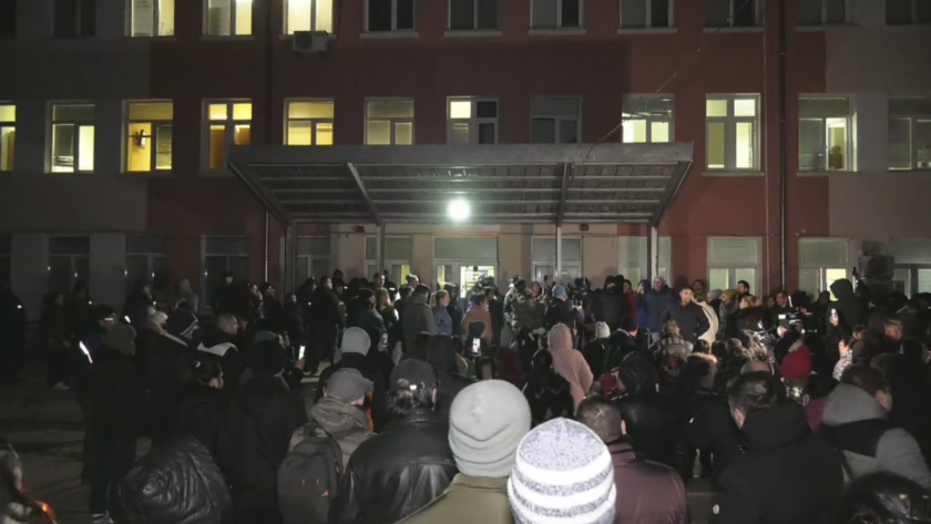 Протест пред Спешното отделение на Врачанската болница тази вечер.Хората настояват