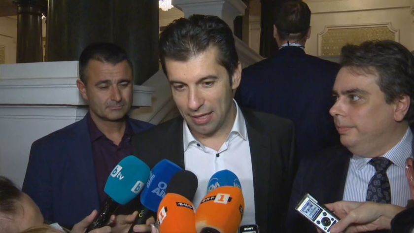 Премиерът Кирил Петков присъства на извънреден коалиционен съвет в парламента.