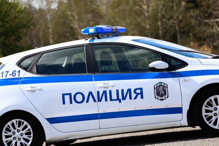 Двама непълнолетни обраха куриер в София