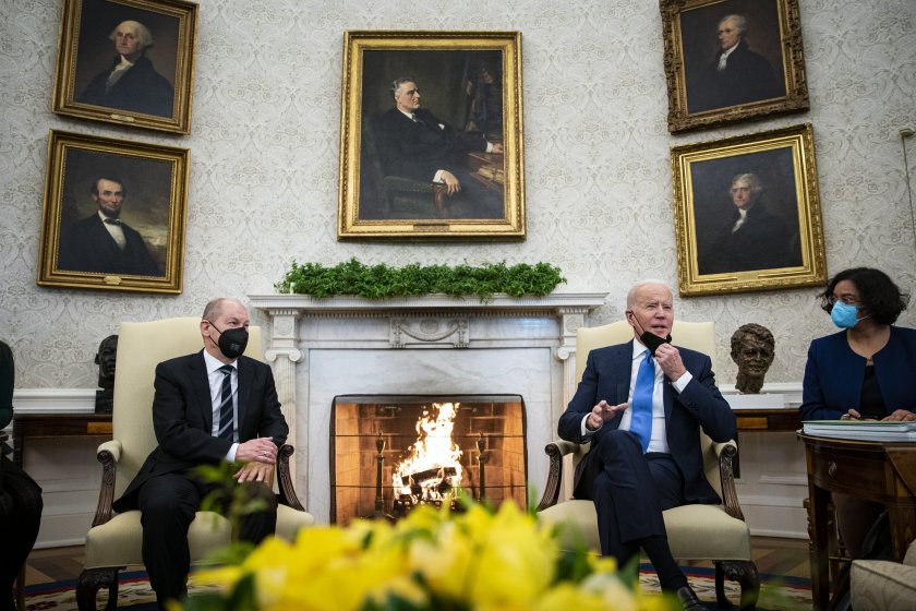 Канцлерът Шолц обсъди с президента Байдън кризата в Украйна