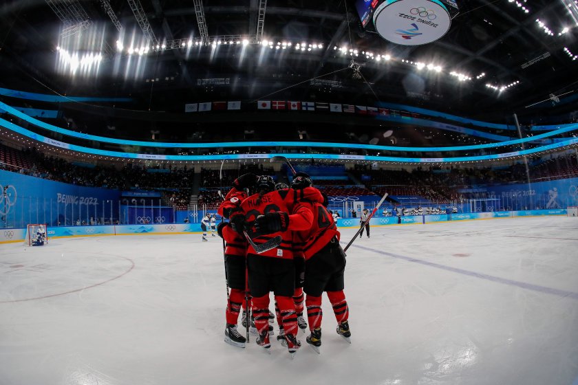 хокеистките русия канада излязоха маски дълго забавяне мача
