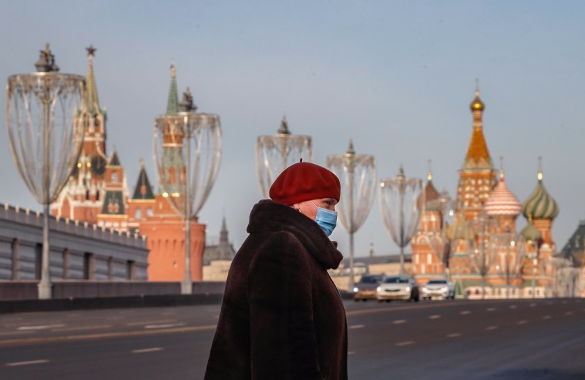 Руските санитарни власти смекчават ограничителните COVID мерки. Новите правила влизат
