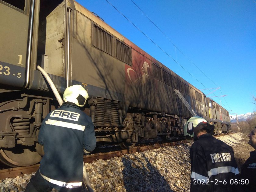 инцидент локомотив вдигна крак три екипа пожарната