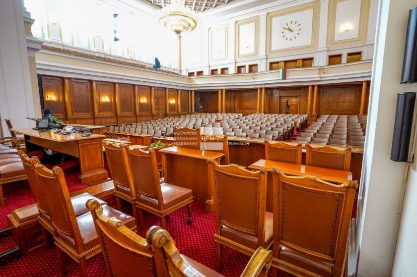Традиционният блиц контрол започва в парламента. Премиерът Кирил Петков и