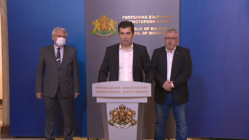 Кирил Петков дава брифинг сред среща със синдикатите на МВР.