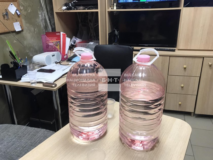 Ракия бутилирана като минерална вода откриха в магазин в Пловдив.Алкохолът