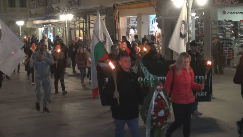 В Бургас почетоха паметта на Васил Левски с факелно шествие.Десетки