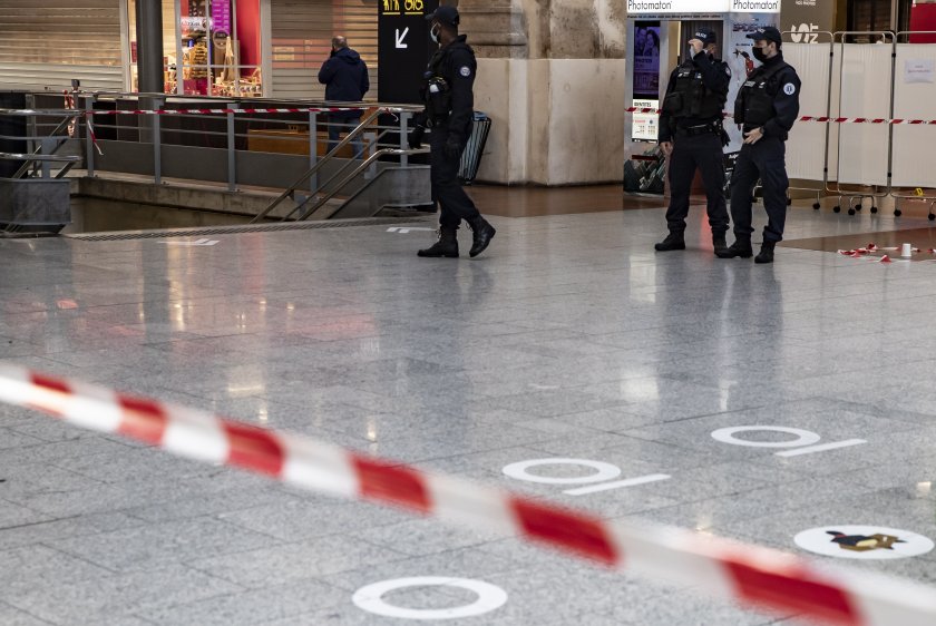 убиха въоръжен мъж опитал нападне полицаи париж