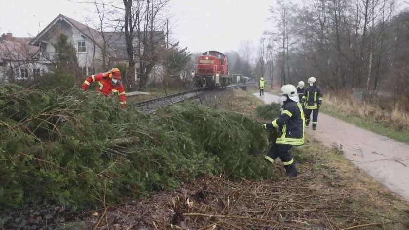 Мощна буря връхлетя Германия и нанесе сериозни материални щети.Вятър със