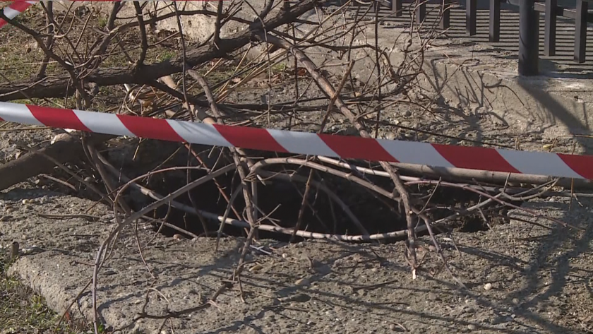 Учителка пропадна в 3-метрова шахта на улица в Русе. Жената