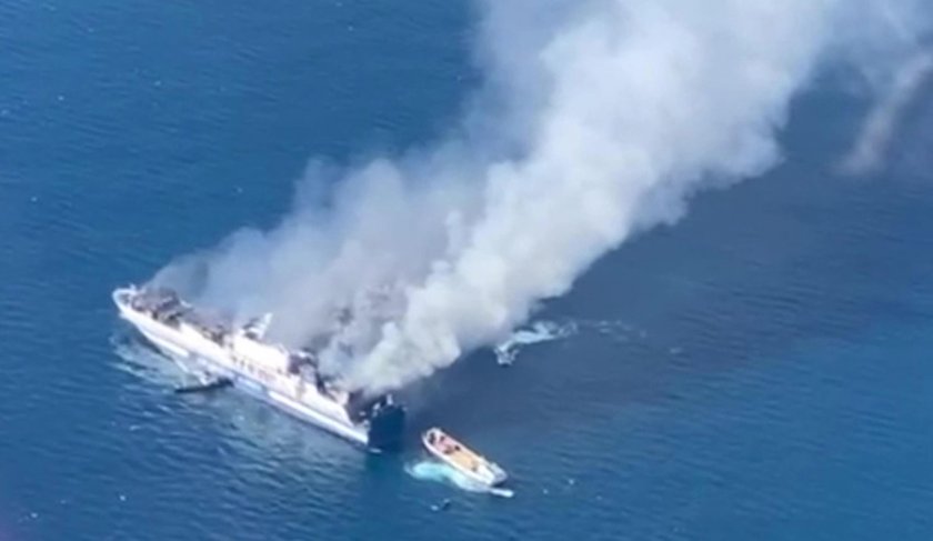 Спасителната операция на горялия край остров Корфу кораб ще продължи