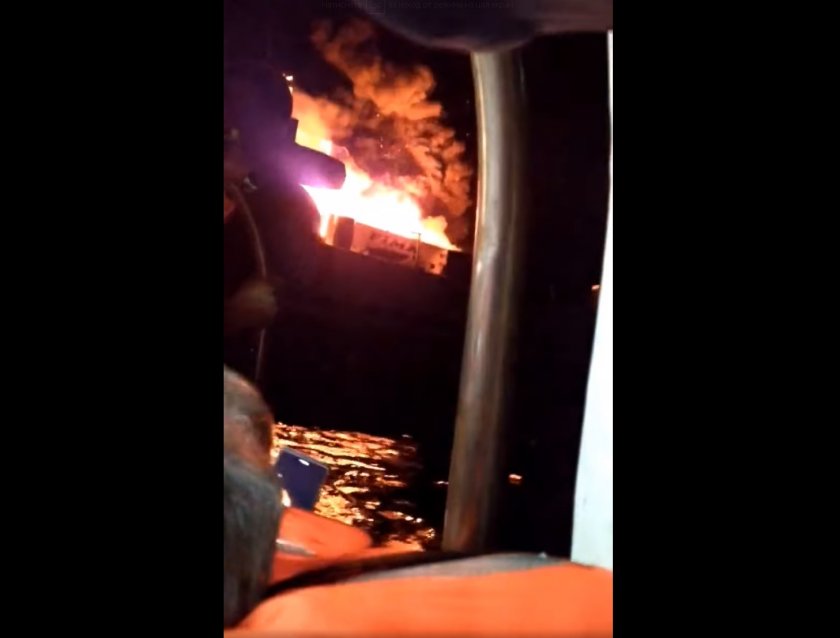 Пожар избухна на ферибот с 288 души на борда. На