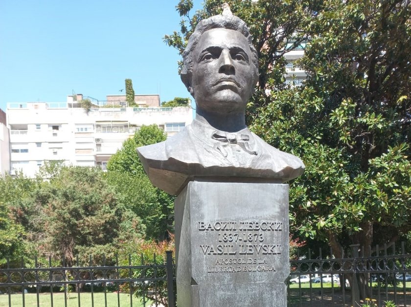 Бюстът на Васил Левски в Буенос Айрес, който бе повреден