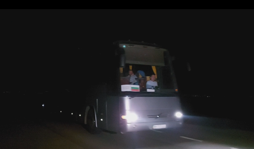 Близо час след полунощ първите 2 автобуса с българи от
