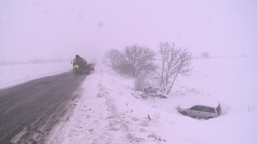усложнена пътна обстановка варненско заради снеговалеж вятър