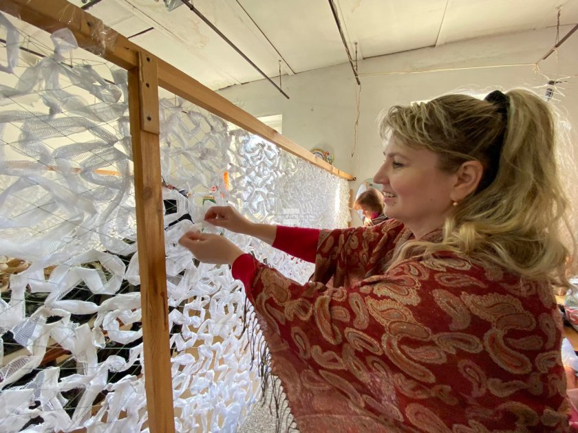 От нашите пратеници в Украйна: Жени от години плетат камуфлажни мрежи за фронта