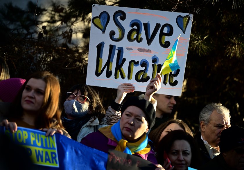 Протест пред Руското посолство в София се проведе този следобед.На
