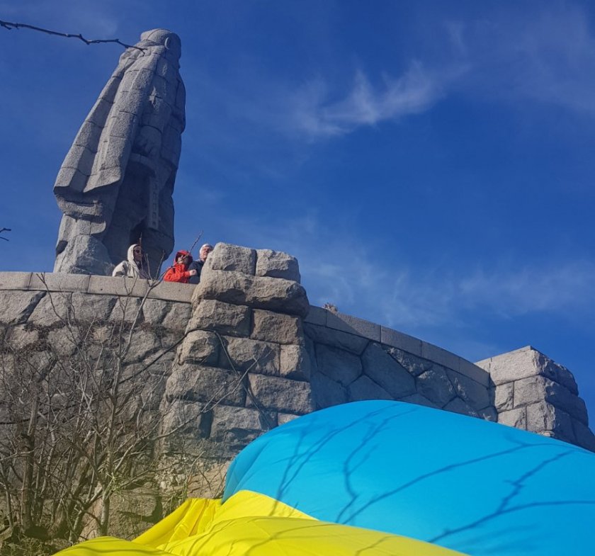 15-метров украински флаг се развя в подножието на Паметника на