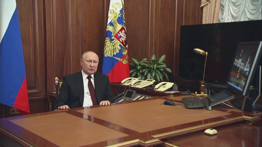 Президентът Владимир Путин подписа указите за независимостта в присъствието на