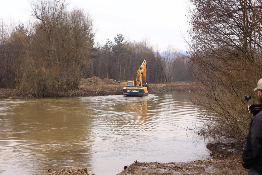 Строеж в коритото на р.Искър в района под местността Мечката.