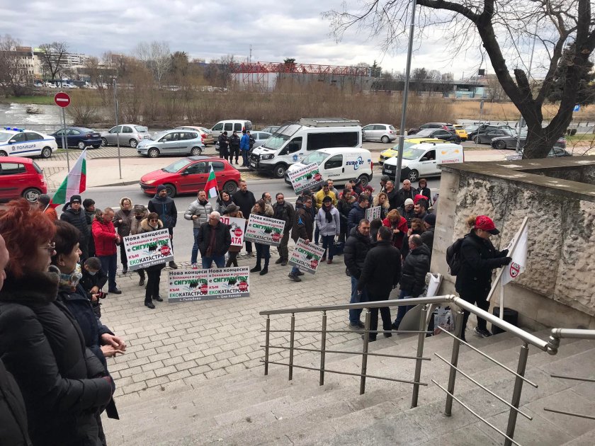 Над 50 души от Белащица и околните села протестираха пред