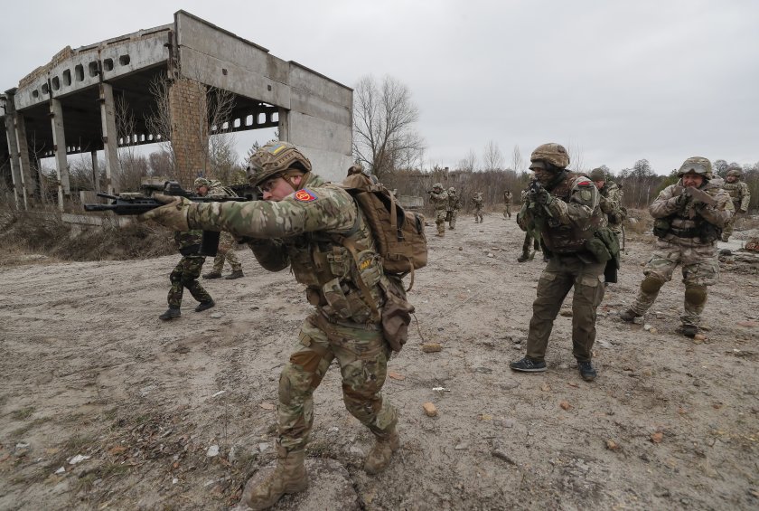 Украйна съобщи, че един войник е загинал, а шестима са