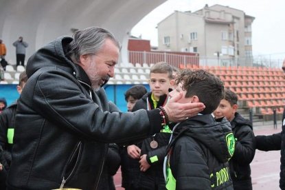 ясен петров костадин видолов наградиха победителите детски футболен турнир