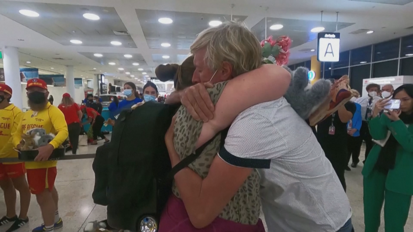 Сълзи и прегръдки на летището в Сидни след като Австралия