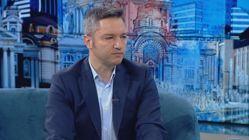 Вигенин: Неадекватно е да искаш оставката на министъра на отбраната, докато на 200 км се води война